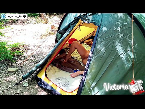 ❤️ ថតដោយកាមេរ៉ា Passionate jerk off Stranger in a tent ❤️ វីដេអូសិច នៅពួកយើង ❌